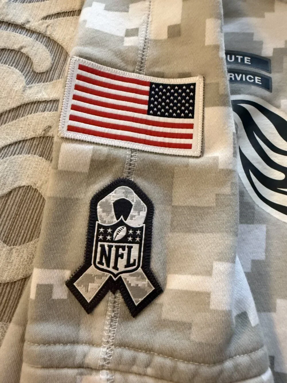 Nike NFL Tennessee Titans Youth Medium 2024 Gray Camo Salute to Service Hoodie